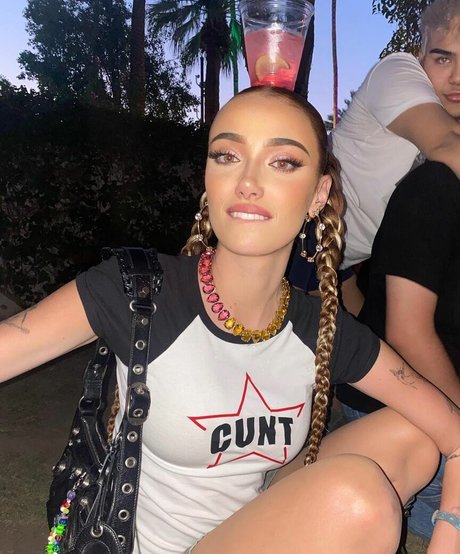 Olivia O Brien model hot picture