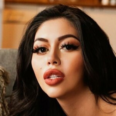 Miranda Vixen sex model image