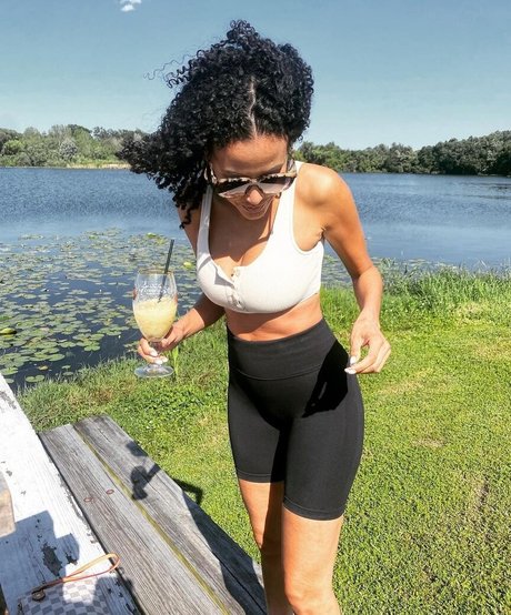 Goodbeyb model free photo