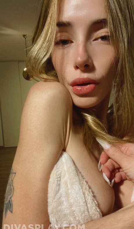 Melu Yoverno nudes model photo