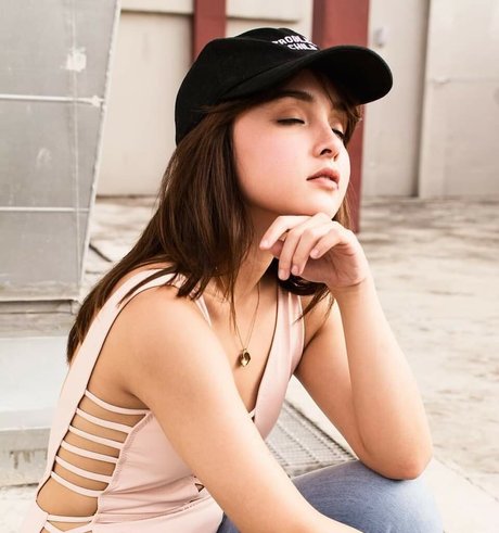 Sarah Carlos model beautiful pic