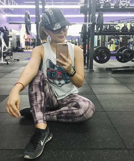 Sarah Carlos model best image