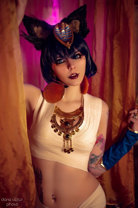 Bizarre Deer top actress img