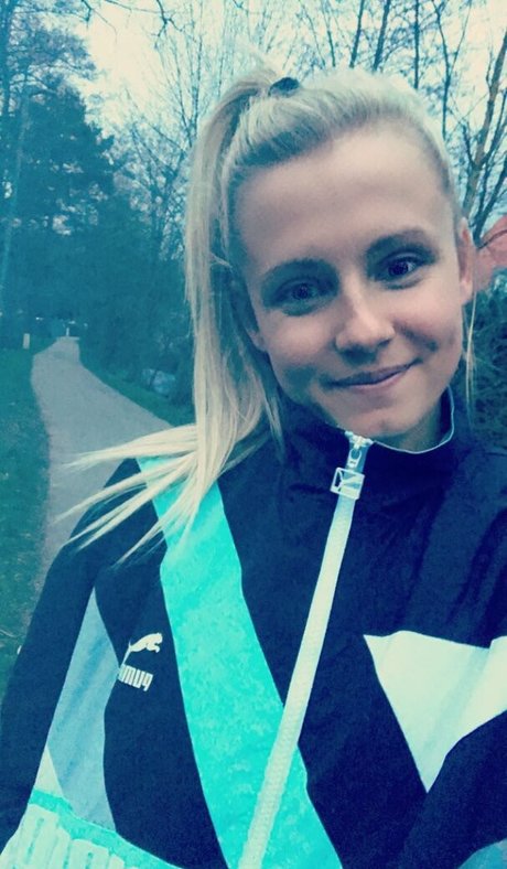 Julia Simic perfect actress image