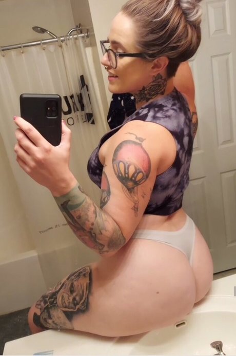 Moremelon can nude pornstar image