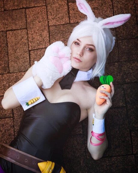 Elfvie model hot images