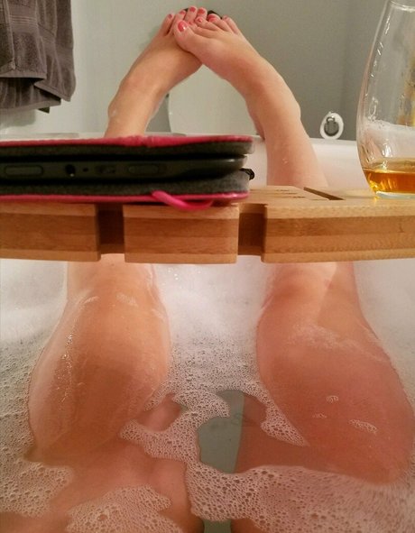 Grabymyneckk model naked pic