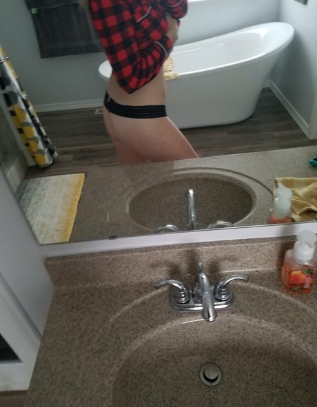 Grabymyneckk sex model picture