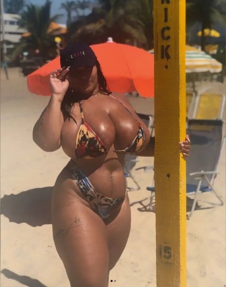 Adriane Esteves erotic model image