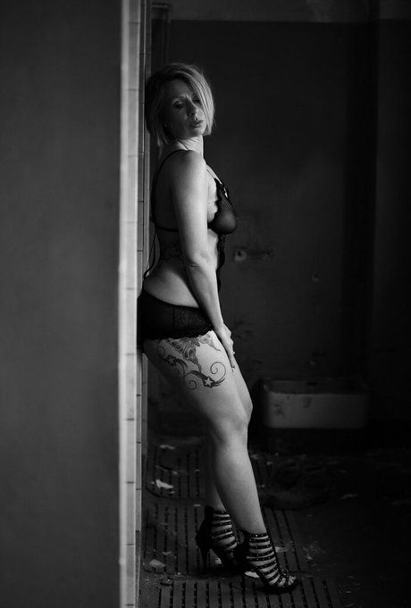 Amanda Busty model adult photos