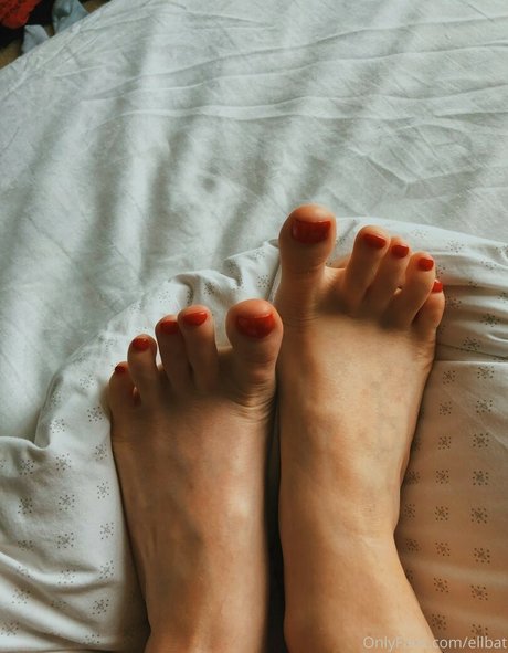 Ellbat model nude pic