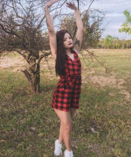 Jessie Cardim hot star images