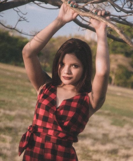 Jessie Cardim pretty star img