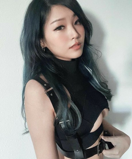 YoonHyoonAikuros model adult img