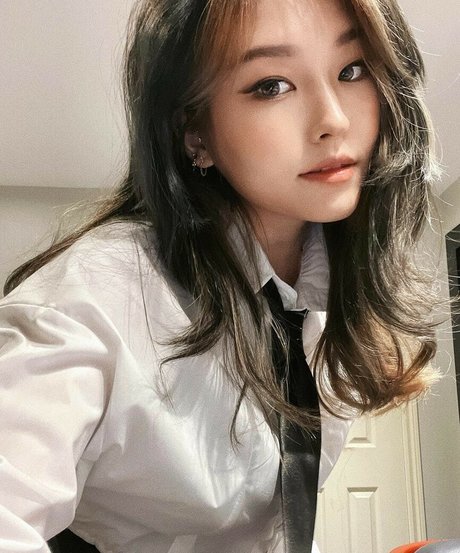 YoonHyoonAikuros porn model archive