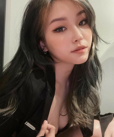 YoonHyoonAikuros nudes model pics