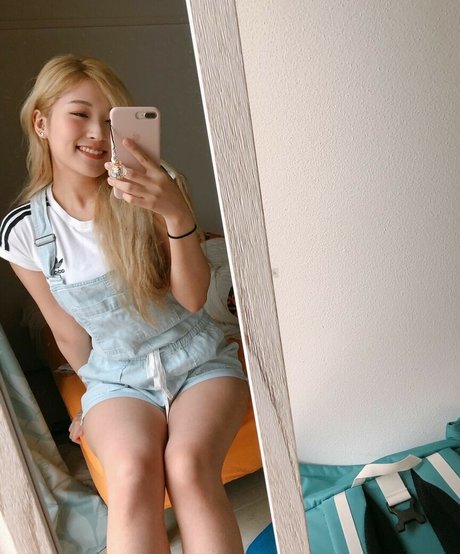 YoonHyoonAikuros pornstar erotic gallery