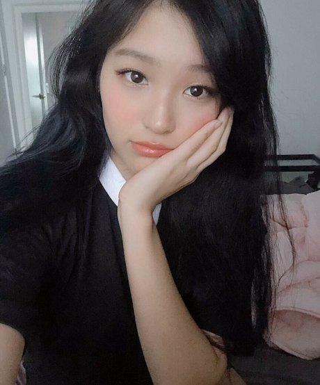 YoonHyoonAikuros sex pornstar gallery