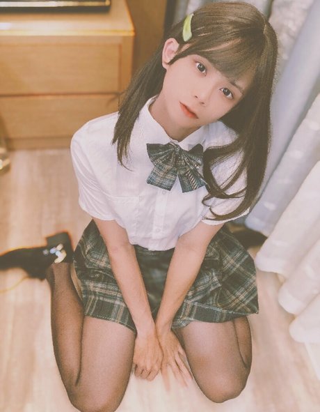 Luoluo model free image