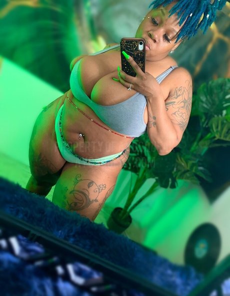 AyoSqueak star erotic archive