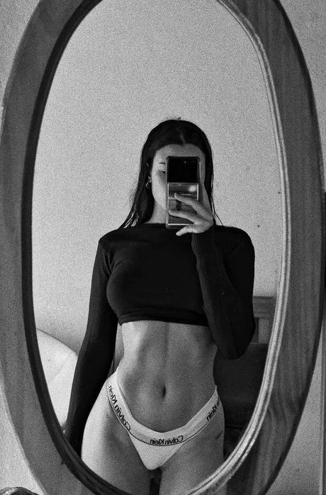 Flor Laneve erotic model pic