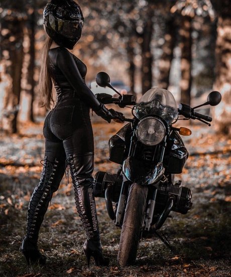 Aufzweireifen nude model images