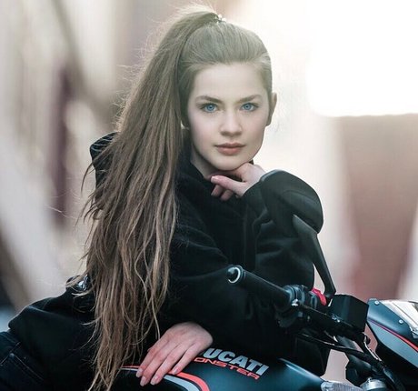 Aufzweireifen model beautiful pictures