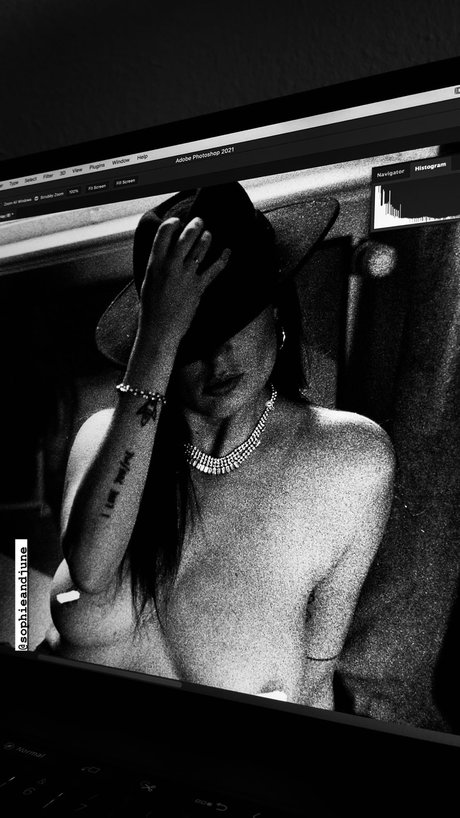 Sophieandjune model best pictures