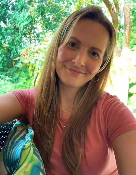 Junescleavage model pornographic picture