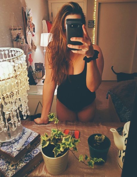 Junescleavage star perfect pic