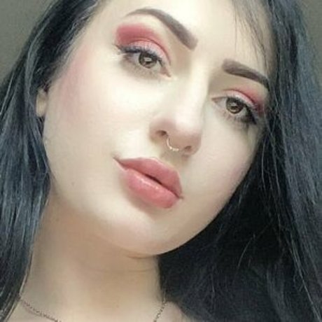 Lily bee x model top pic