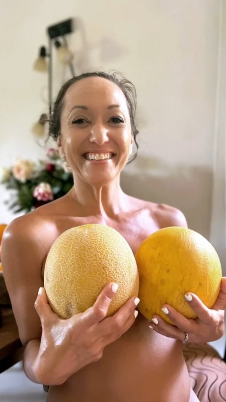 Kino MacGregor star top picture