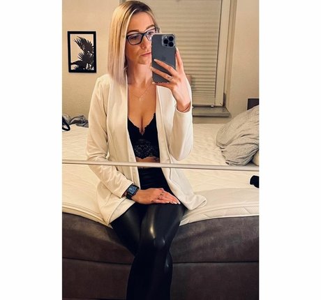 mooni xy nude pornstar pic