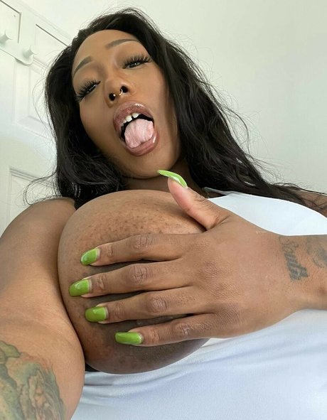 Effy Flame top actress photo