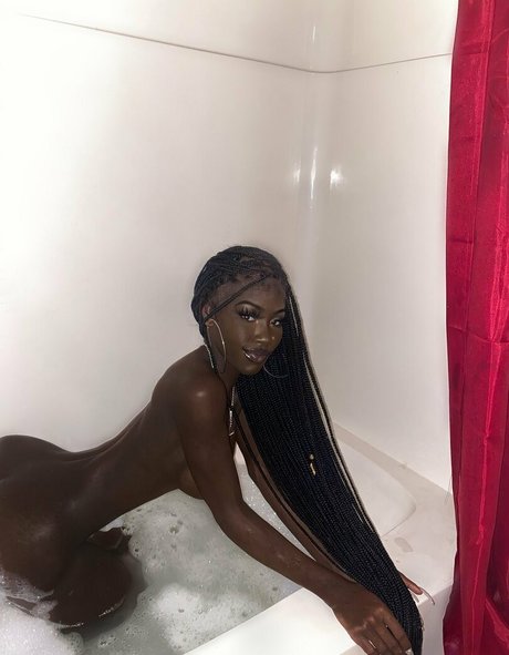 Cyn Kaine beautiful model pic