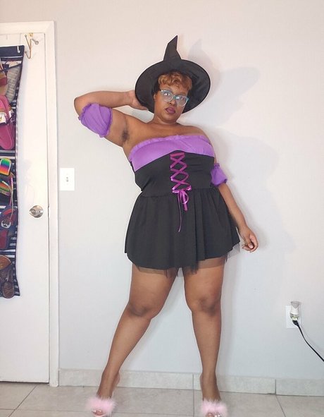 DivineJinn model art gallery