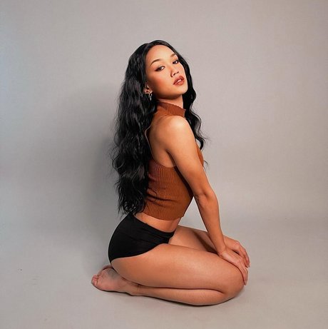 Tori Pareno model hd image