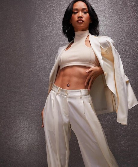 Tori Pareno art model image