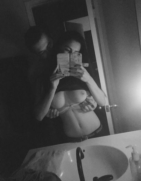 Sultrysanguine model naked img