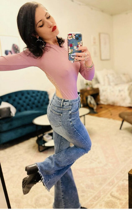 Keanu C Thompson erotic actress archive