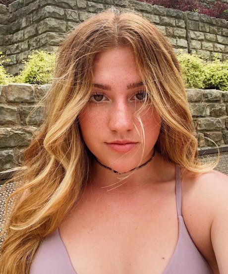 Rred rabbit model naked picture