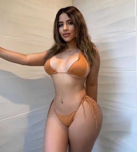 lilavela_ nudes model img