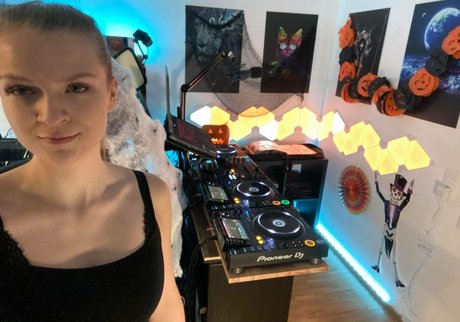 Sintica model free pic