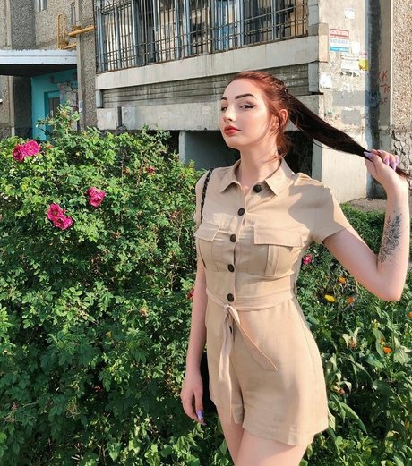 Julia Molligan model nude picture