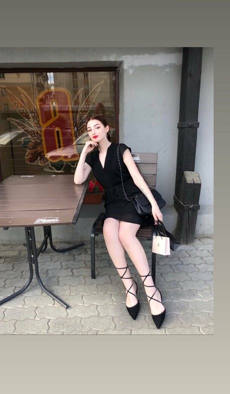 Julia Molligan model nice photos