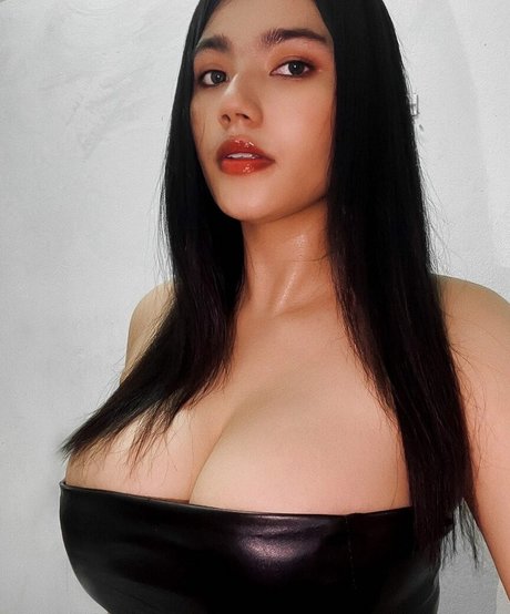 shxniew sexy model image