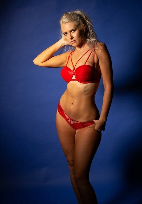 Amber BarelyTeased star exclusive pic