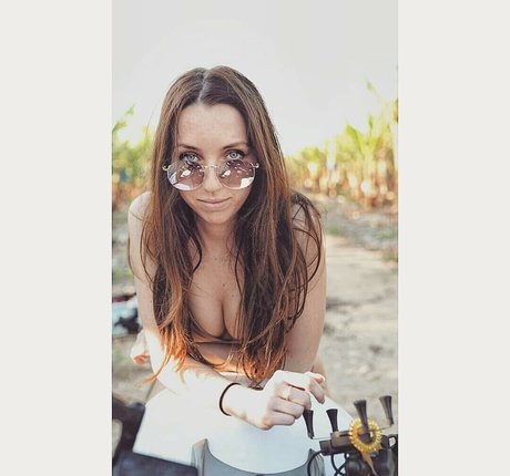 Liza Alt model nude images