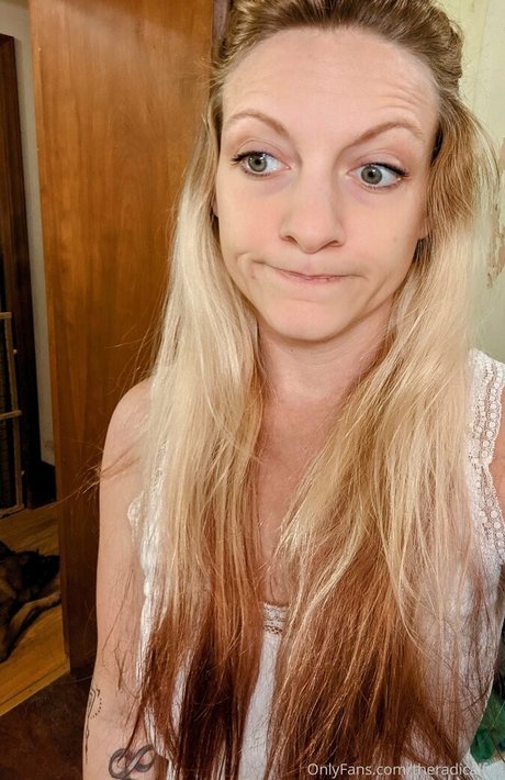 theradicalfox model naked picture