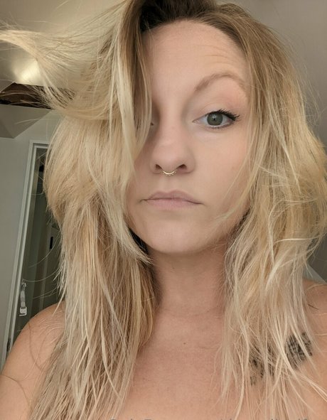 theradicalfox star naked images